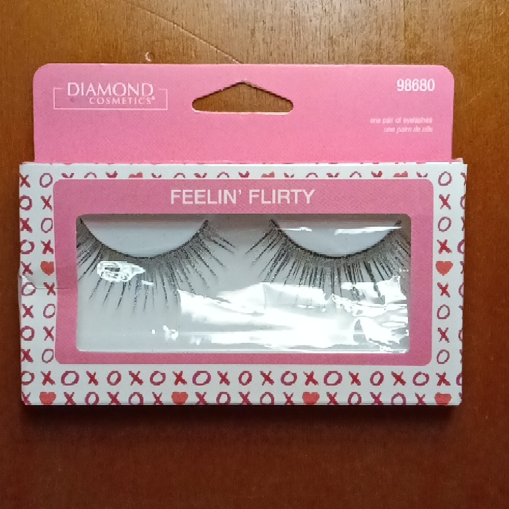 GLITTERY FALSE EYELASHES